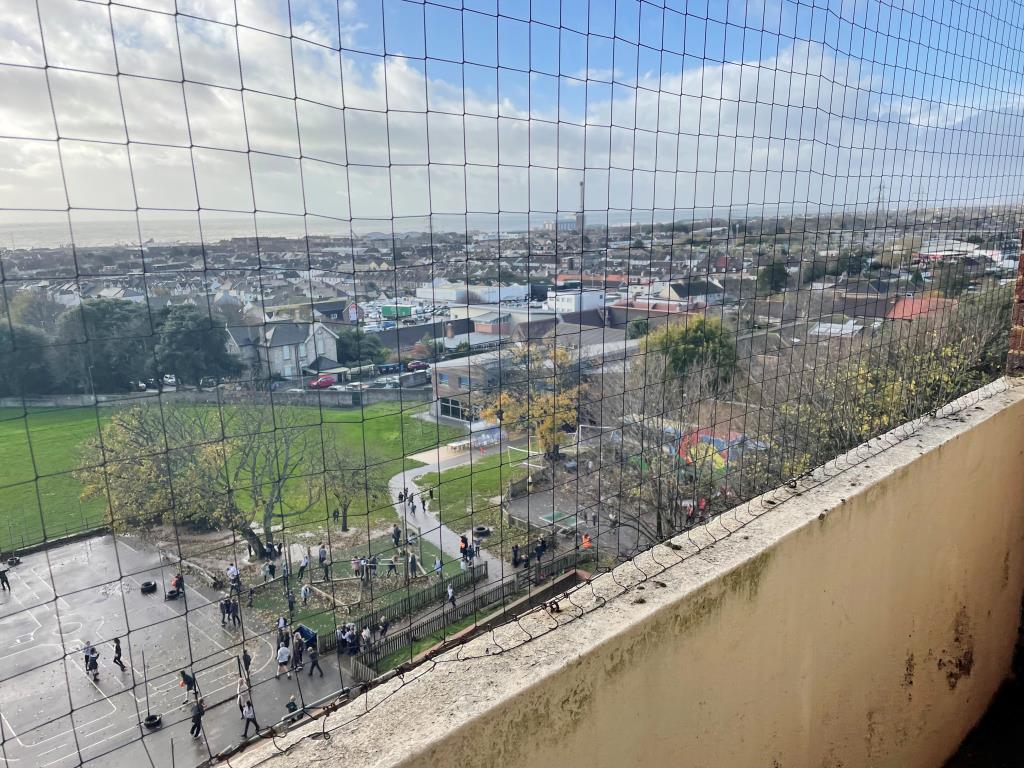 Lot: 41 - BALCONY FLAT WITH VIEWS IN NEED OF COMPLETE MODERNISATION -